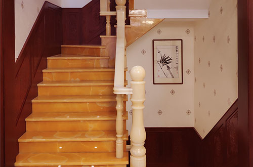 枞阳中式别墅室内汉白玉石楼梯的定制安装装饰效果
