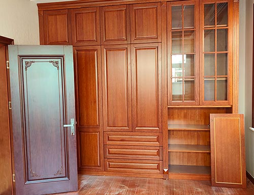 枞阳中式家庭装修里定制的实木衣柜效果图